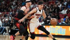 Маями срази Биковете и пак ще играе с Бостън