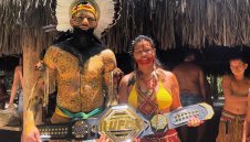 Алекс Перейра показа шампионския колан на племето си в Бразилия