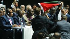 Нов скандал във ФИФА – демонстранти прекъснаха речта на Блатер