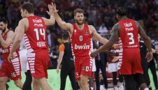 Везенков нямаше ден, но Олимпиакос се справи лесно с Асвел