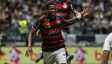 Ас на Фламенго смени миска със секси гримьорка + СНИМКИ