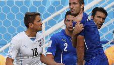 Суарес и Уругвай ухапаха Италия