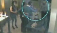 ВИДЕО: Боят в бар на Стивън Джерард