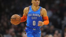 Звезда от НБА заплашва фен по време на мач