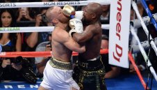 Мейуедър показа чек за 350 милиона долара след триумфа си + СНИМКИ