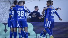 Генчев подсилва Левски с двама в средата