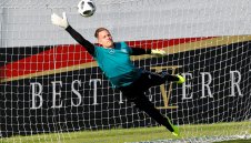 Тер Стеген: Нойер направо ме побърква!