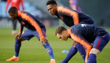 Пике, спиш! Йери Мина се натиска с Шакира + СНИМКА