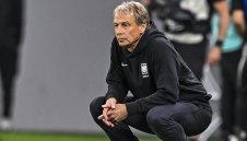 Южна Корея уволни Клинсман и го засипа с критики