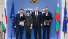 Министър Кралев награди европейския шампион Анев и втория в света Владо Илиев