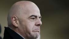 Новият президент на ФИФА минава между капките?