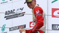 Синът на Шуми вече напомня за татко си