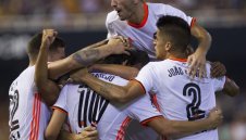 Валенсия докопа първа победа за сезона