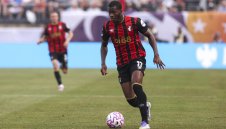 Брентфорд с трансферен рекорд