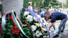 Левски поднесе венци и цветя пред бюст-паметника на Апостола
