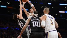 Езерняците зарадваха ЛеБрон с победа за ЧРД