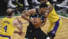 Милуоки удари Лейкърс в битката на гигантите