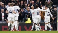 Титуляри на Тотнъм висят за Брайтън