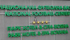 Фенове на Янтра „почерпиха“ Боби Михайлов с бутилка уиски (ВИДЕО)