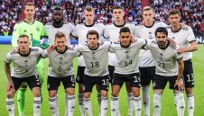 Голаджията на Вердер измъкна Германия в дебюта си