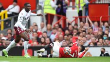 Опасна каскада! Английски футболист разби кола за 600 бона, застраши живота на деца