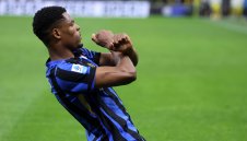 Интер си отдъхва! Изтича клаузата на Дъмфрис