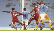 В мач с две дузпи: Сити и Ливърпул завършиха наравно