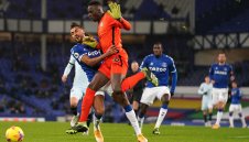 Евертън надви Челси с дузпа и малко късмет