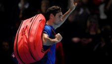 Федерер се подхлъзна на старта в Лондон