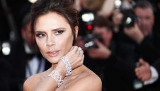 Ку**а и пиявица? Плюят жената на Бекъм заради поискана помощ