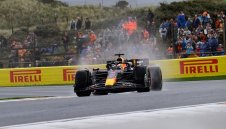 Макс изравни рекорд на Фетел след много екшън у дома