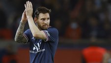 Сърдит и "счупен": Меси се оказа с контузия в коляното + ВИДЕО