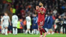 Пука ли му? Салах се смее, а Ливърпул страда