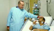 Президентът на Турция Ердоган на крака при Наим Сюлейманоглу + СНИМКИ