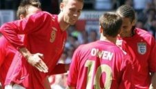 Дългуч с хеттрик за Англия