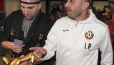 "Самурай" връчи Златен скункс на Петев + ВИДЕО