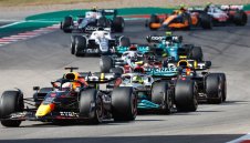 Макс остави Хамилтън и Мерцедес без победа след късно изпреварване