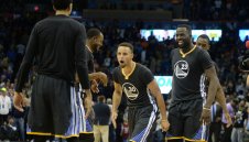 Лудост! Стеф шокира Тъндър с тройка от над 10 метра + ВИДЕО