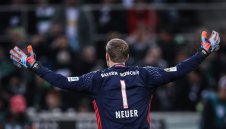 Нойер ходи с патерица, в Байерн са на тръни + СНИМКИ