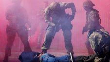 Бой между полиция и демонстранти след Германия - Австралия