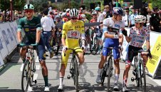 Като филм: Лидерът в Тура Погачар се заби в колата на основния си конкурент