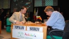 Топалов бие в Испания, приближава лидера Ананд