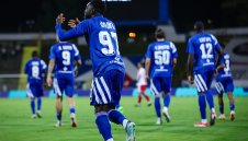 Летящият "син" отбор срещу Златната дузина