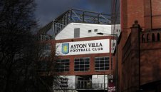Астън Вила пред администрация