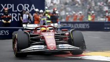 Наказаха Хамилтън за блокиране на Верстапен