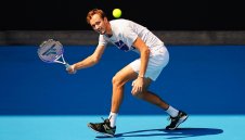 Медведев показа колебания, но продължава напред в Мелбърн