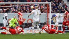 Байерн торпилира Фрайбург със снаряд на Де Лихт