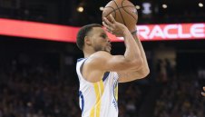 Стеф  с нов рекорд, продължава да къса мрежичката отдалеч