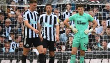 Две дузпи донесоха точка на Нюкасъл