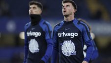 Челси преподписва с Маунт